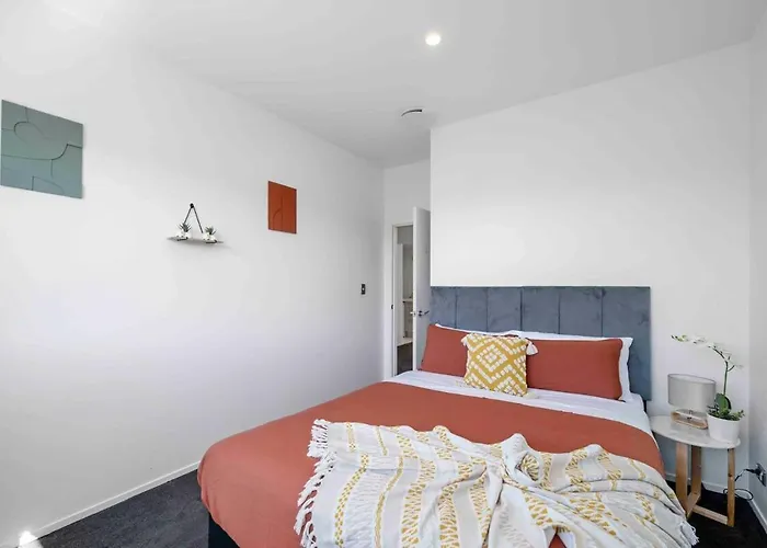 6 Bedrooms Hillside Rotorua