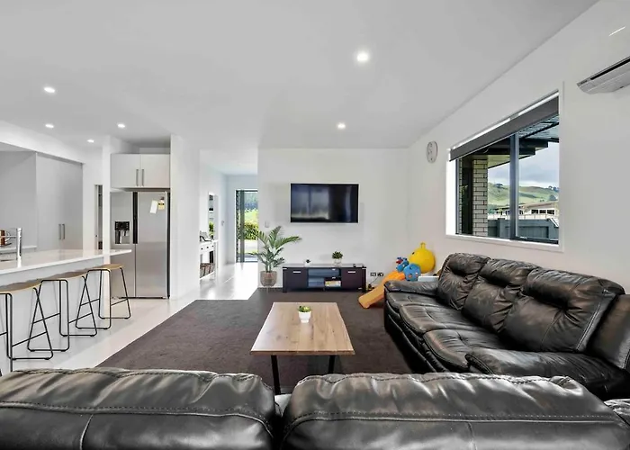 6 Bedrooms Hillside