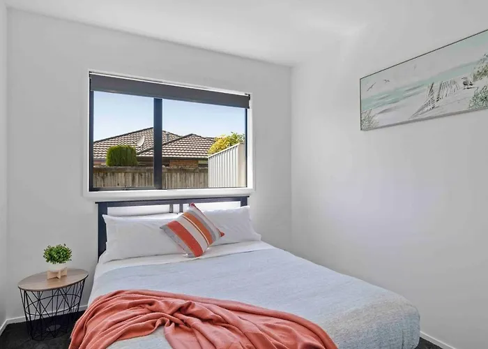 6 Bedrooms Hillside Holiday home