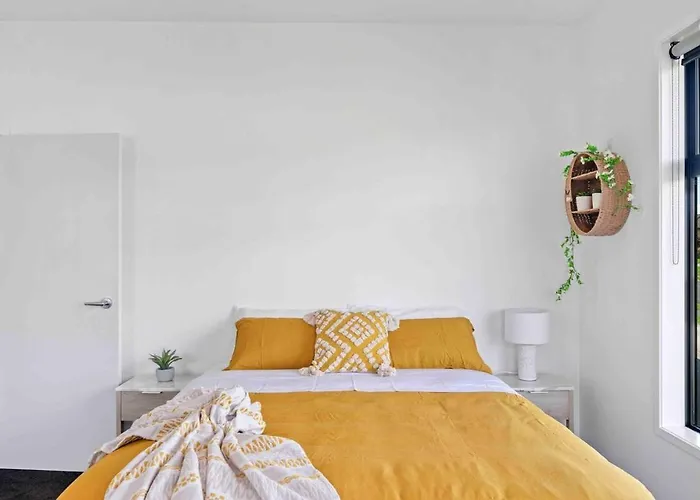 6 Bedrooms Hillside Holiday home *