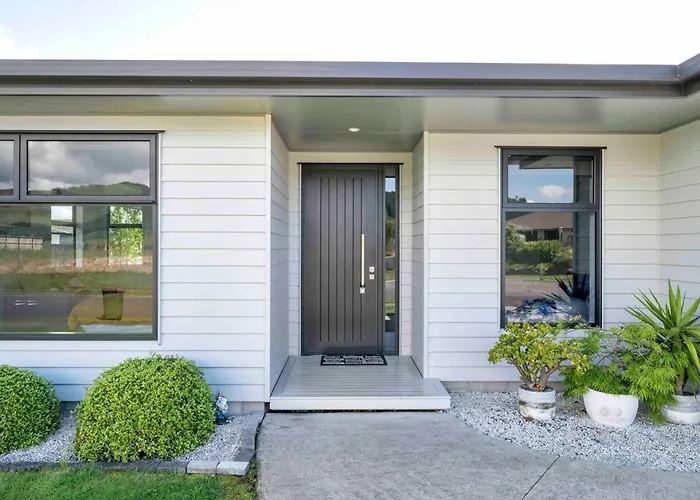 6 Bedrooms Hillside *